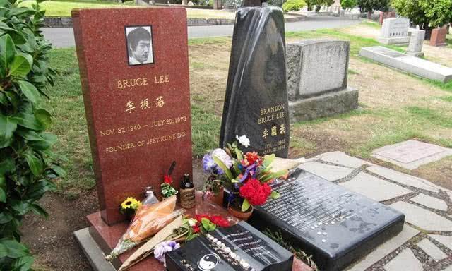 《以墓地之死我是谜，凶手是谁》（探索真相）